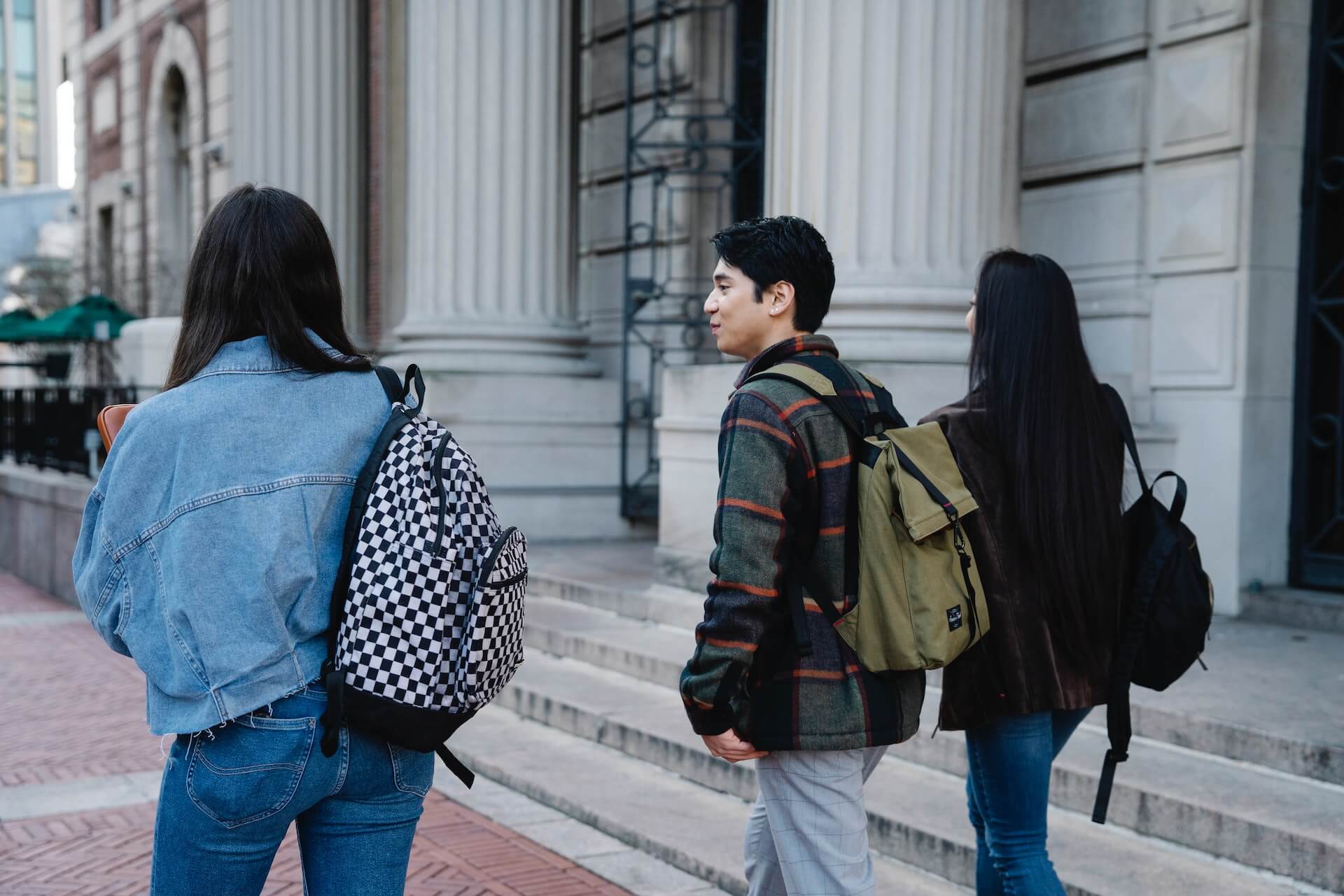 Students walking and talking about everyday life